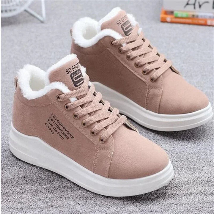 Sneakers hivernales pour femme. Chaussures chaudes en fourrure peluche, confortables et stylées pour les jours froids.