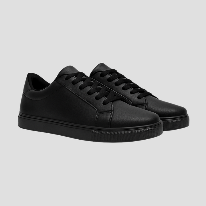 "Baskets noires minimalistes homme, tige lisse en similicuir, semelle contrastée, élégance et confort quotidien."