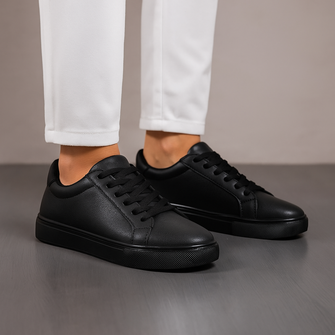 "Baskets noires minimalistes homme, tige lisse en similicuir, semelle contrastée, élégance et confort quotidien."