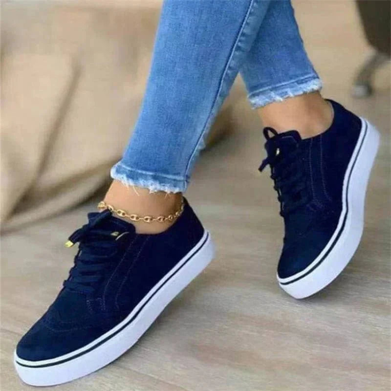 Baskets femme à lacets, design moderne et confortables. Soutien plantaire pour le bien-être et la marche quotidienne.