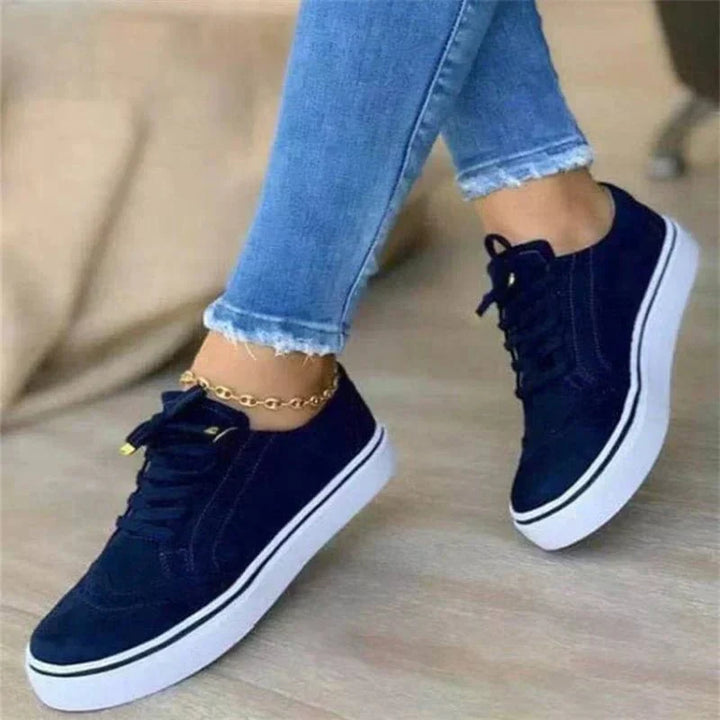 Baskets femme à lacets, design moderne et confortables. Soutien plantaire pour le bien-être et la marche quotidienne.