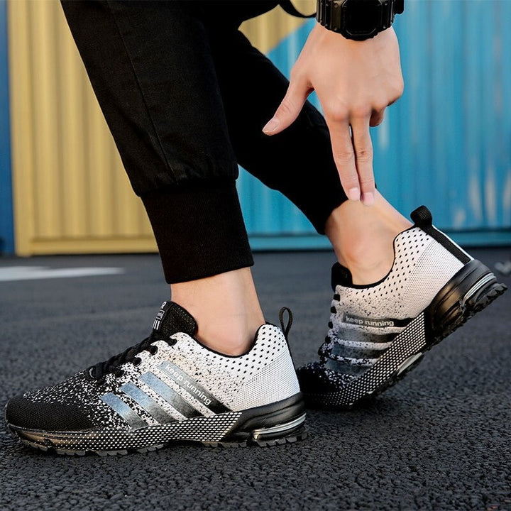 Vue latérale des baskets orthopédiques homme Runmax, design moderne et soutien postural visible.