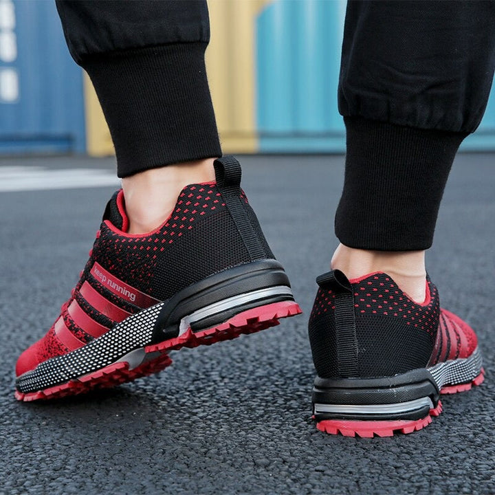Baskets orthopédiques homme Runmax portées, soulignant le confort et l'ajustement parfait pour la marche.