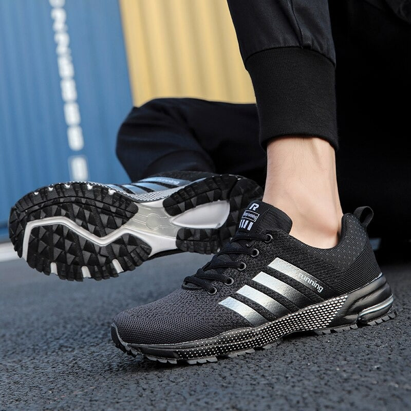 Baskets orthopédiques homme Runmax en extérieur, idéales pour la marche et les activités de plein air.