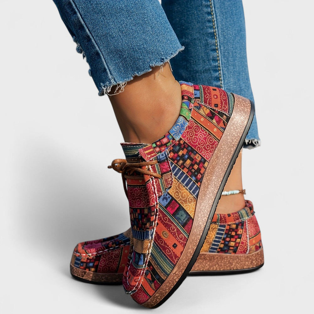 Chaussures à lacets femme colorées, style urbain décontracté. Baskets légères et confortables pour le printemps et l'été.