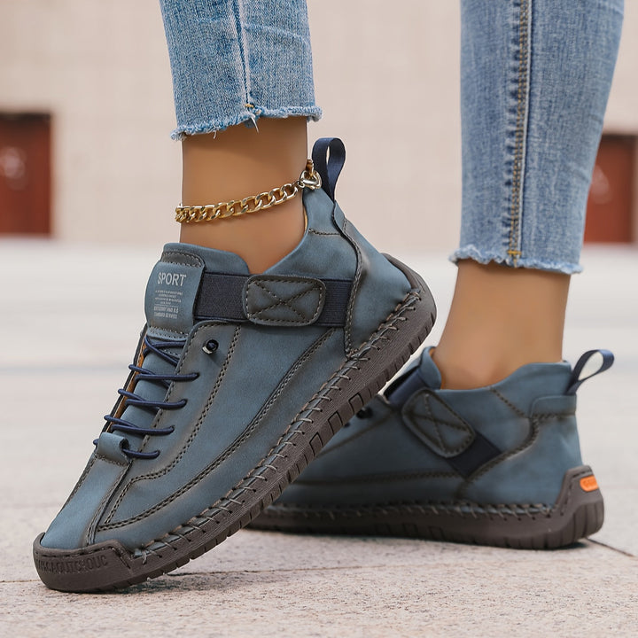 Vue de face des baskets orthopédiques femme, design élégant, légères et ultra confortables.