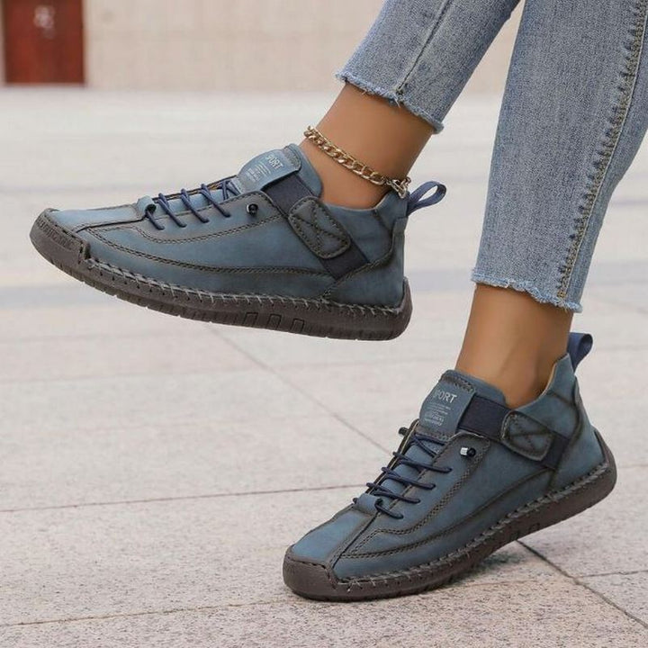 Femme portant des baskets orthopédiques, bénéficiant d'un confort et soutien exceptionnels.