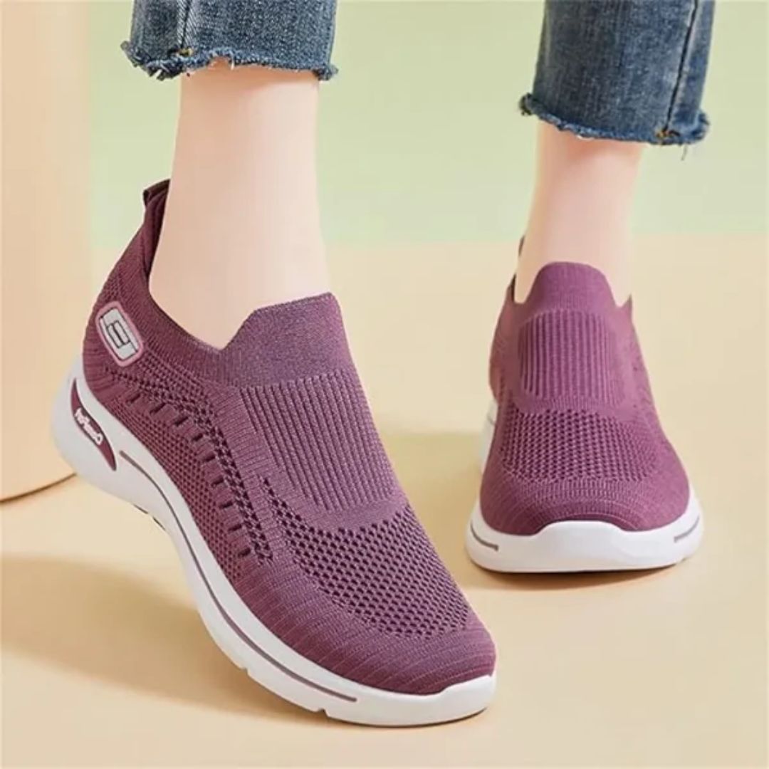 "Baskets orthopédiques pour femme en gris foncé, style moderne et semelles confortables, vue latérale élégante."