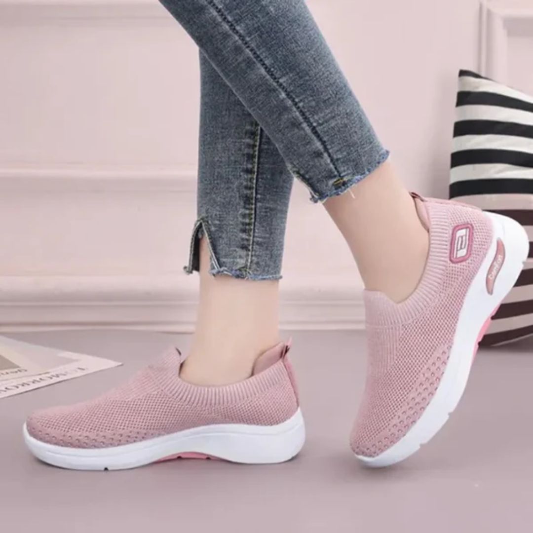 "Baskets orthopédiques pour femme en gris foncé, style moderne et semelles confortables, vue latérale élégante."