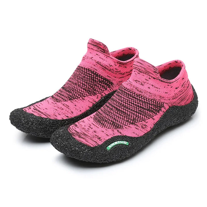 Pieds chaussés de baskets pieds nus unisexes, ultra-flexibles pour une sensation naturelle lors du sport.
