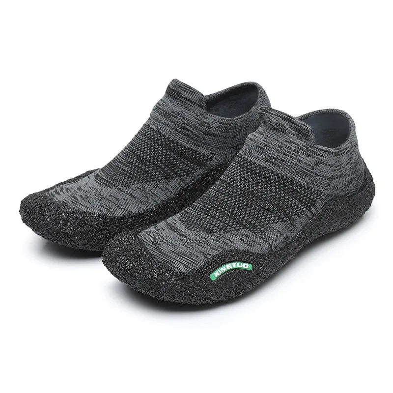 Texture respirante et matière souple des baskets pieds nus unisexes, conçues pour le confort et la flexibilité.