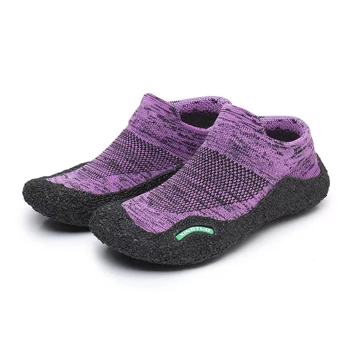 Paire de baskets pieds nus unisexes noires, légères et confortables. Design minimaliste pour le sport.