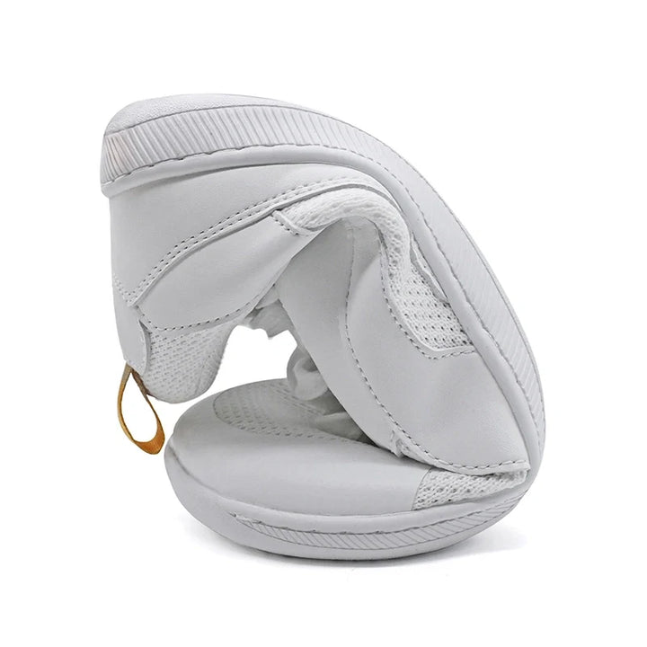 Baskets décontractées avec large boîte orteils, parfaites pour le confort des pieds et un style moderne.