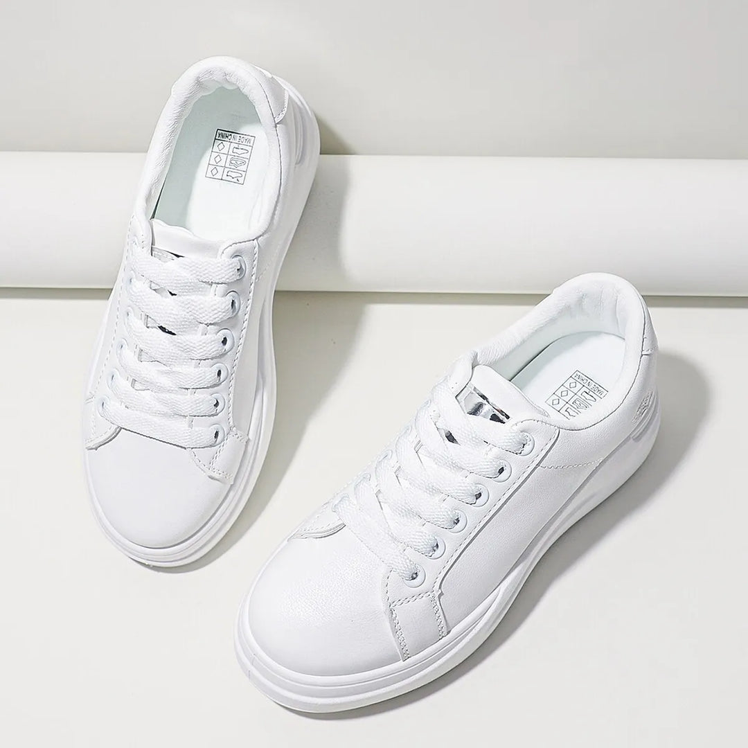 Sneakers décontractées femmes à broderie florale, plateforme épaisse. Chaussures tendance pour un look mode féminine.