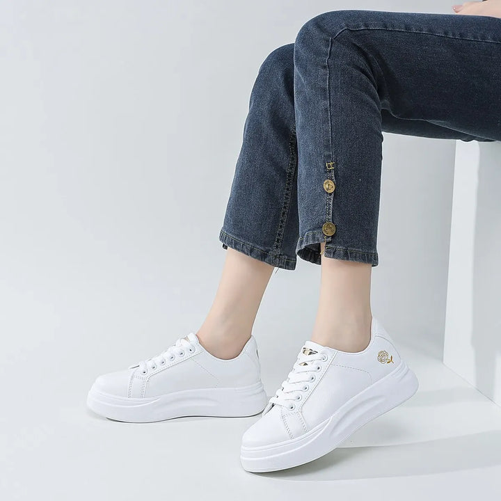 Chaussures femmes tendance : baskets plateforme à lacets. Idéales pour une mode féminine décontractée et stylée.