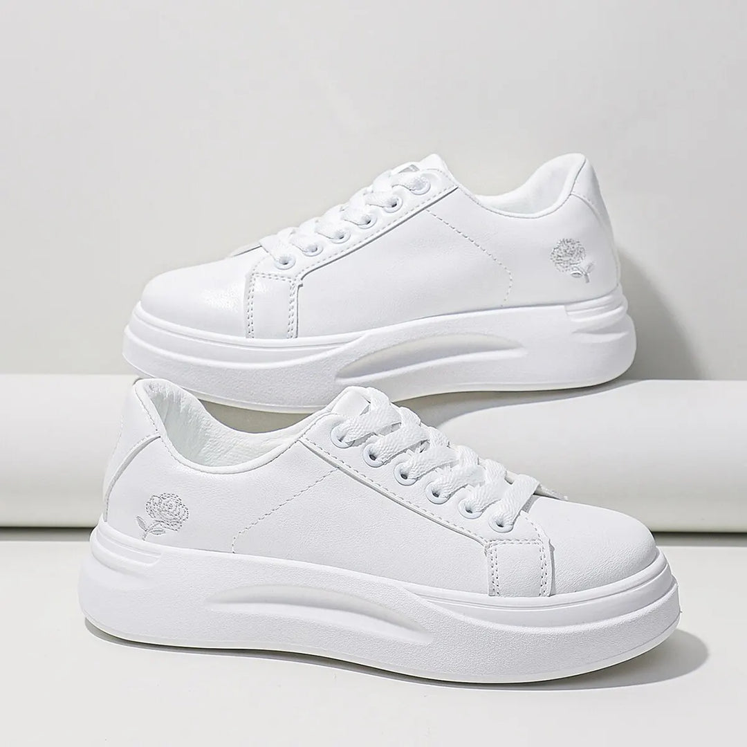 Sneakers décontractées femmes avec broderie florale et plateforme épaisse, pour un look tendance mode féminine.