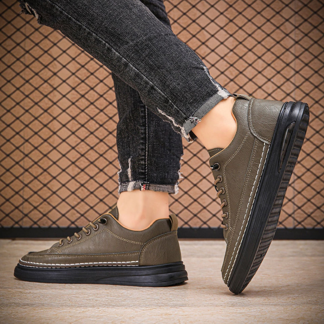 Chaussures pour hommes, type baskets à plateforme, offrant confort et style décontracté pour usage quotidien.