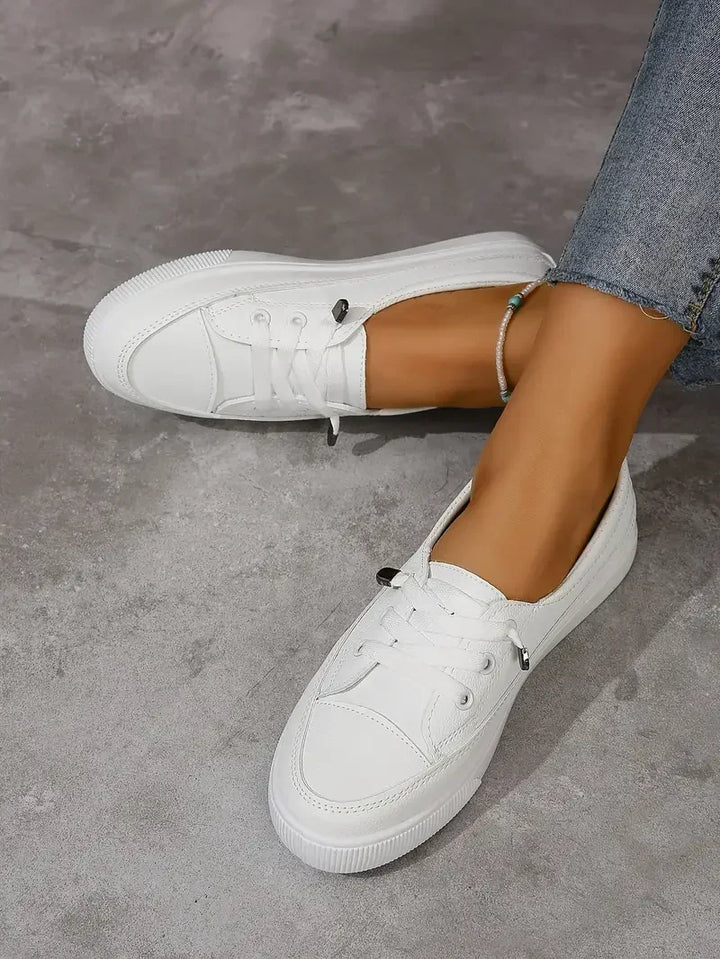 Baskets plates blanches pour femmes, confort quotidien et style décontracté à lacets. Idéales pour la mode féminine.