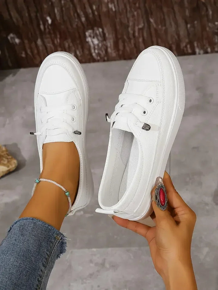 Baskets plates blanches et confortables pour femmes. Chaussures à lacets parfaites pour le quotidien et un look stylé.
