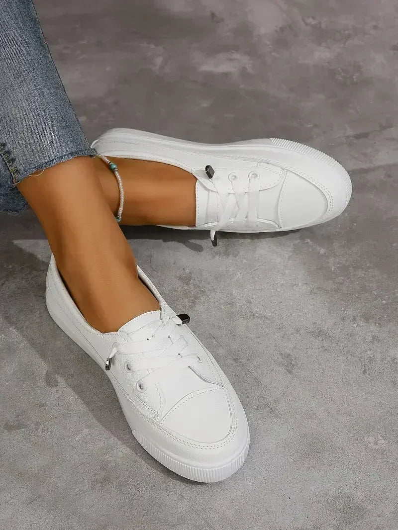 Baskets femmes plates, blanches et sportives. Confort quotidien assuré avec ces chaussures à lacets pour un style décontracté.
