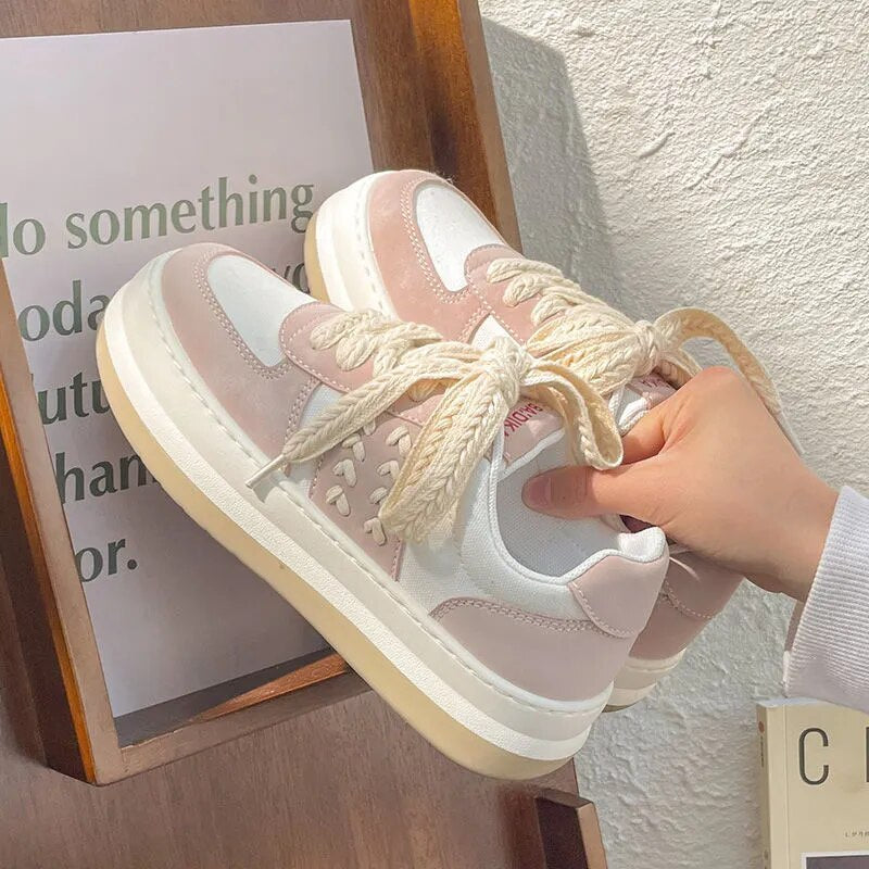 Baskets plates blanches en toile vulcanisée pour femmes, chaussures sneakers confortables et polyvalentes.