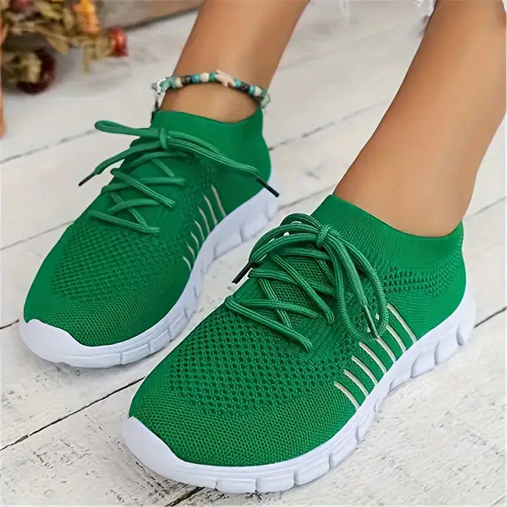 Mode femme : baskets plates décontractées à enfiler, légères et confortables.