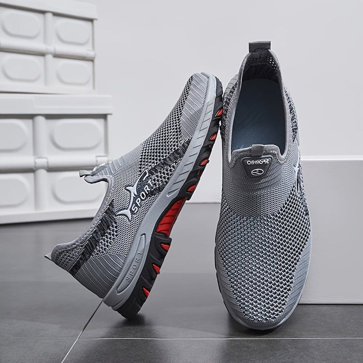 "Baskets slip-on légères pour homme, maille respirante, semelle antidérapante, idéales marche urbaine."