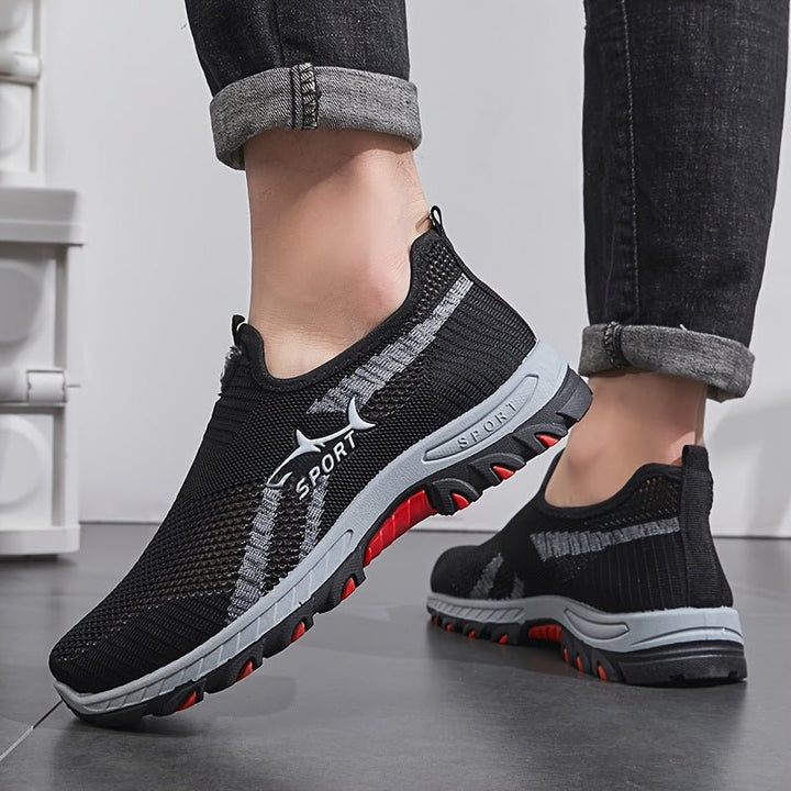 "Baskets slip-on légères pour homme, maille respirante, semelle antidérapante, idéales marche urbaine."