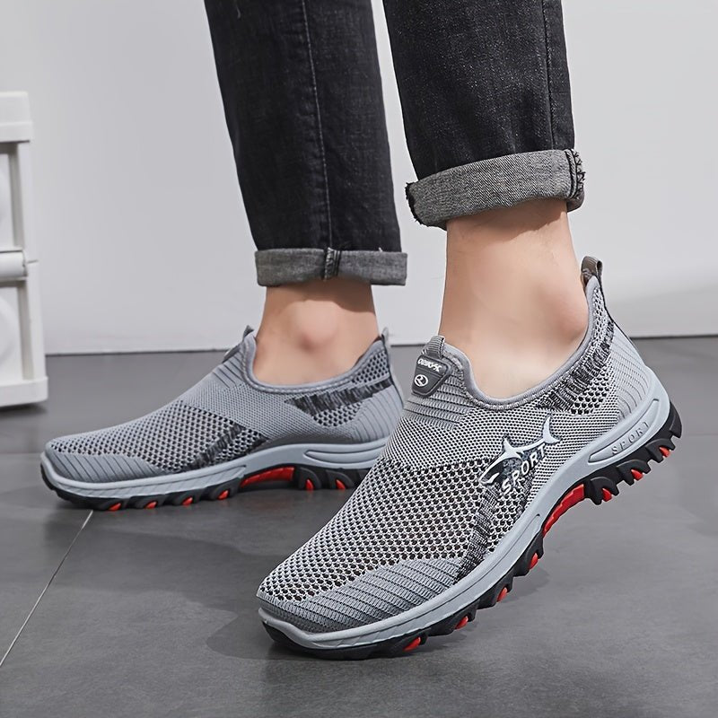 "Baskets slip-on légères pour homme, maille respirante, semelle antidérapante, idéales marche urbaine."