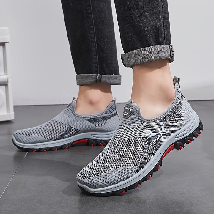 "Baskets slip-on légères pour homme, maille respirante, semelle antidérapante, idéales marche urbaine."