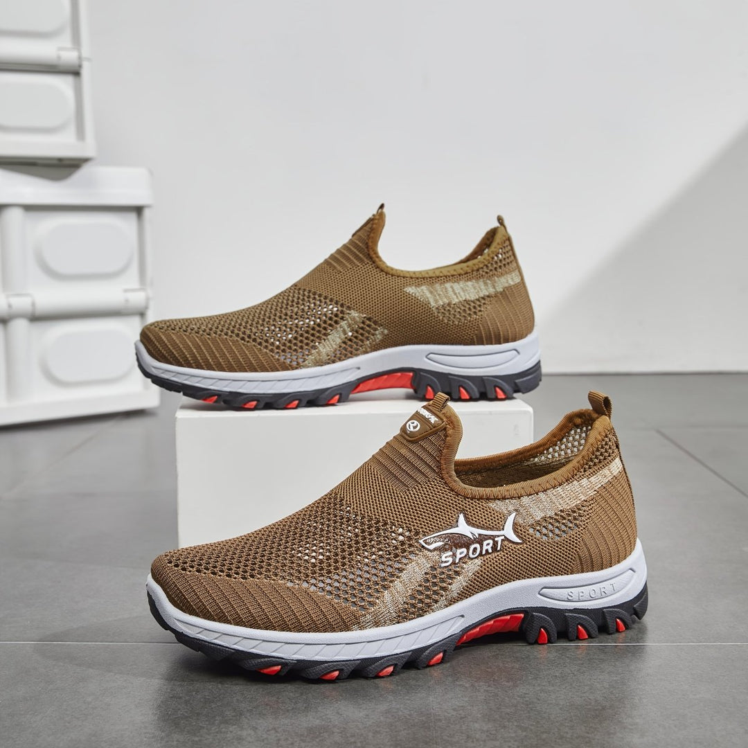 "Baskets slip-on légères pour homme, maille respirante, semelle antidérapante, idéales marche urbaine."