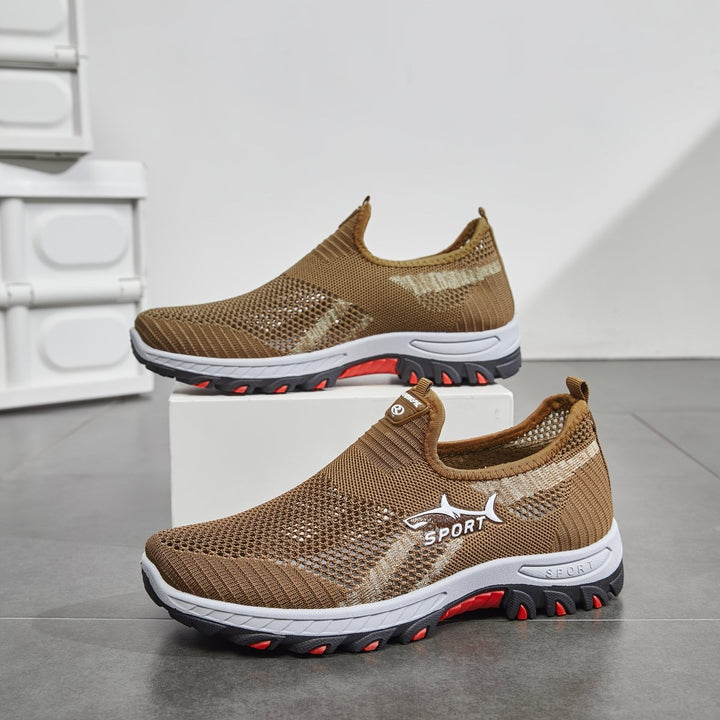 "Baskets slip-on légères pour homme, maille respirante, semelle antidérapante, idéales marche urbaine."