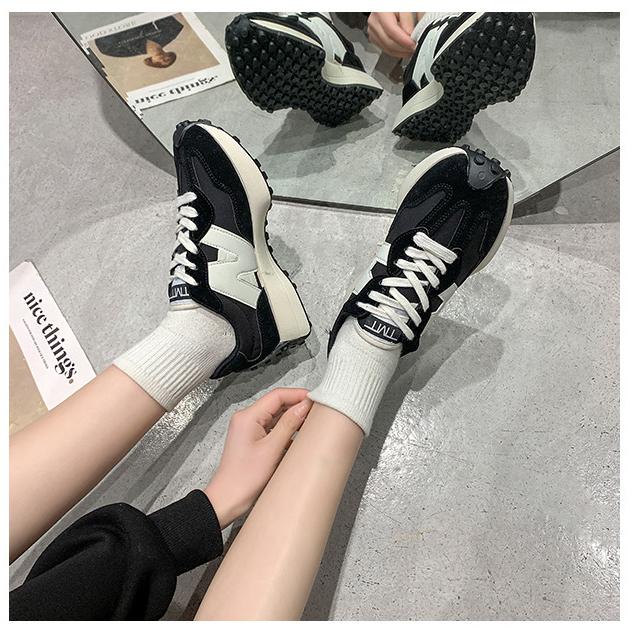 Chaussures femmes style décontracté chic, offrant un confort optimal et une touche tendance pour le sport.