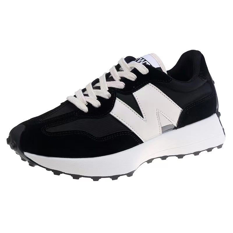 Baskets mode femmes, style contemporain et chic, parfaites pour compléter une tenue tendance.