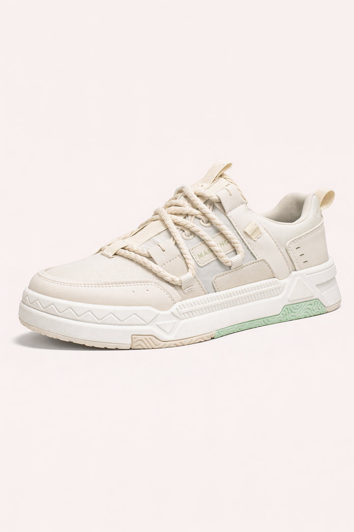 Baskets athlétiques et stylées pour hommes, offrant confort et maintien pour le sport ou l'usage urbain.