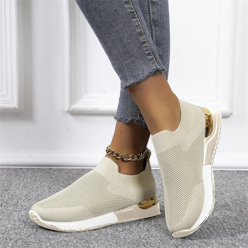Chaussures à enfiler femme, design pratique et moderne, ultra-légères et respirantes pour un confort optimal.