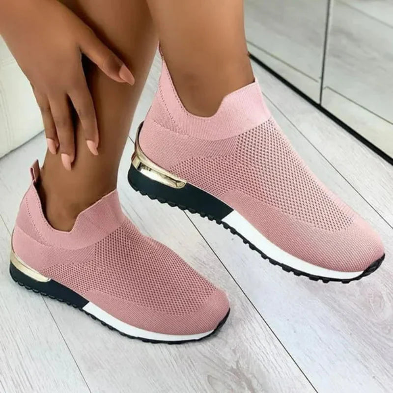 Baskets femme grand confort, légères et amortissantes, idéales pour la marche prolongée et les activités sportives.