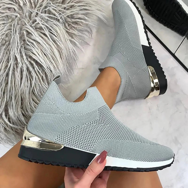 Femme marchant avec aisance, portant des baskets ultra-légères à enfiler, confort et style pour le quotidien actif.