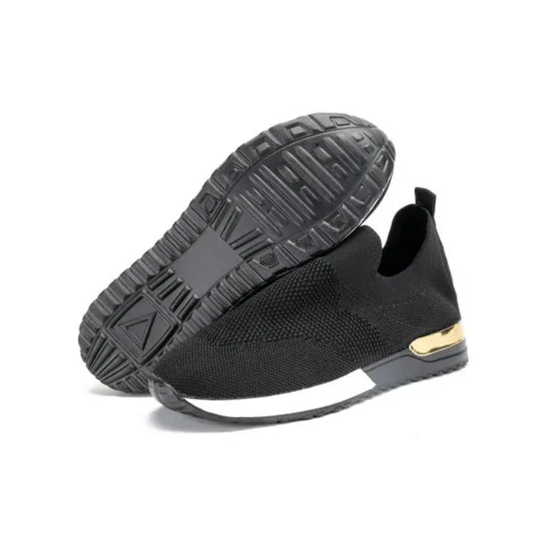 Gros plan sur le tissu respirant des baskets à enfiler pour femmes, garantissant légèreté et ventilation pour les pieds.