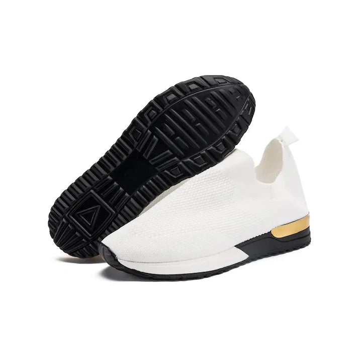 Profil des baskets ultra-légères à enfiler femme, avec semelle flexible, offrant soutien et souplesse pour la marche.