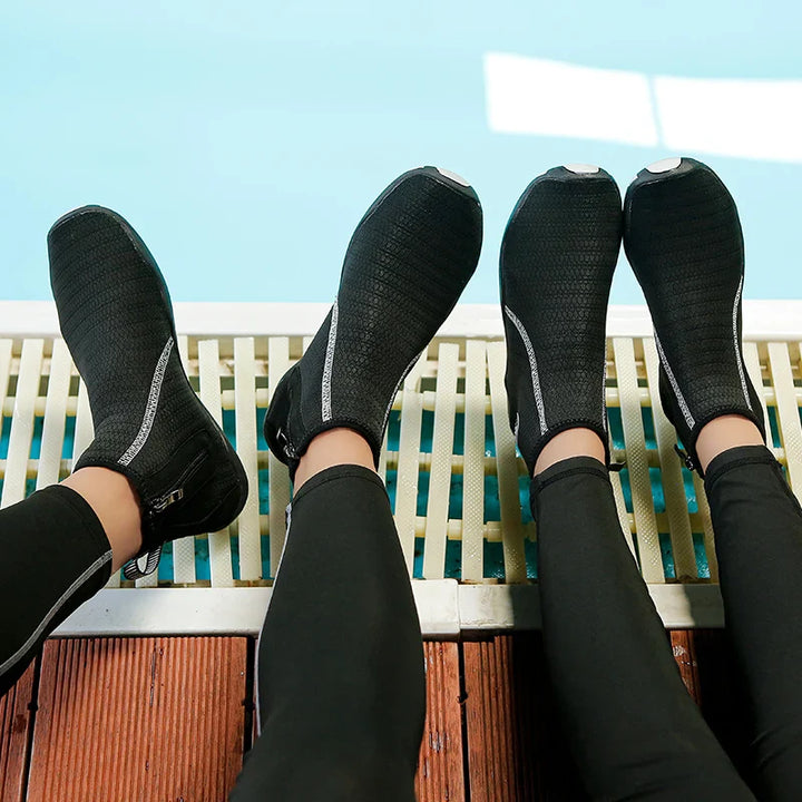 Chaussures de sport légères en néoprène respirant, fermeture éclair, parfaites pour activités pieds nus.