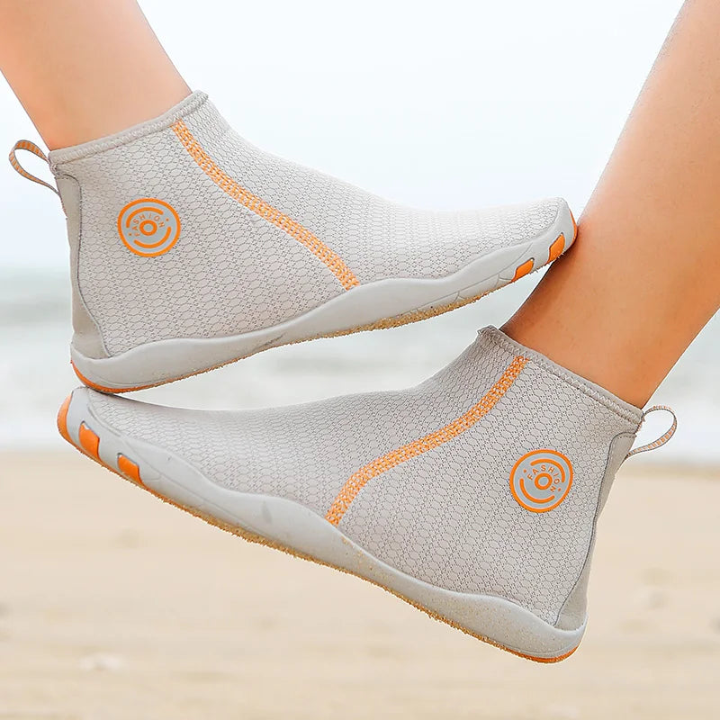 Paire de baskets pieds nus néoprène, respirantes et légères, avec zip pour un confort optimal.