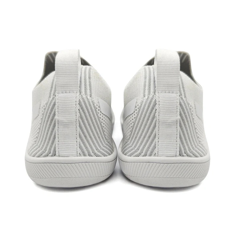 Baskets respirantes et larges, conçues pour les pieds nus, offrant un confort optimal pour toutes activités légères.