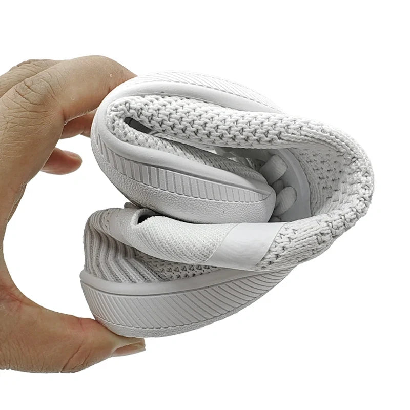 Baskets minimalistes unisexes, larges et souples, offrant une expérience pieds nus authentique pour le quotidien.