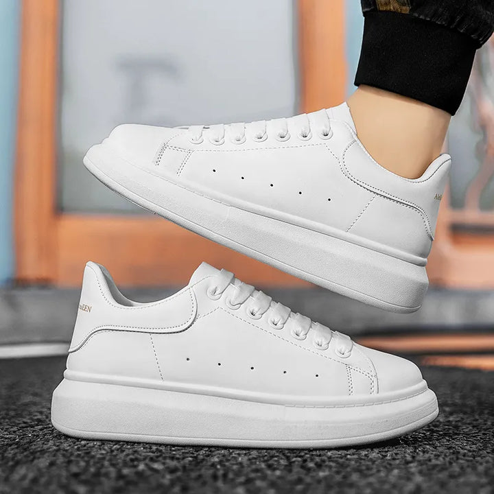 Chaussures plateforme légères et respirantes, design sportif unisexe, offrant un confort optimal toute la journée.
