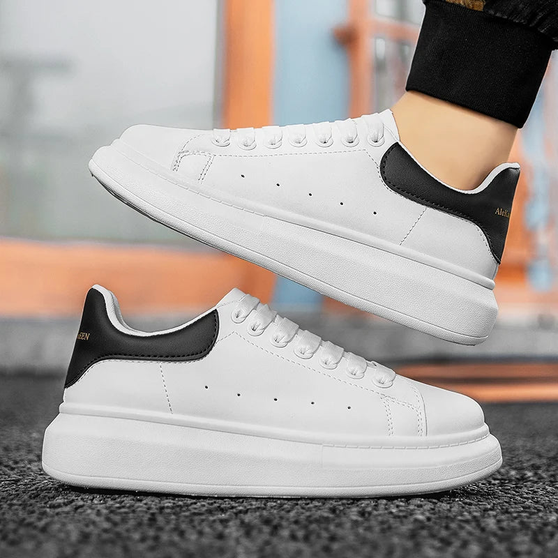 Vue latérale de baskets décontractées à plateforme, avec semelle épaisse, alliant style moderne et confort durable.