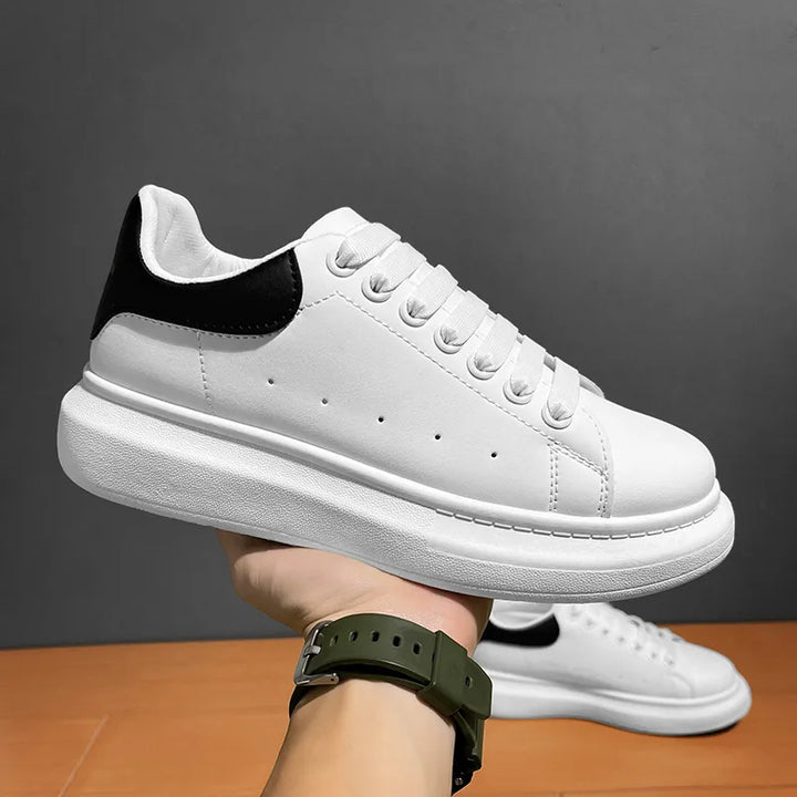 Zoom sur les détails des baskets plateforme unisexes, montrant la texture et la qualité, pour un style affirmé.