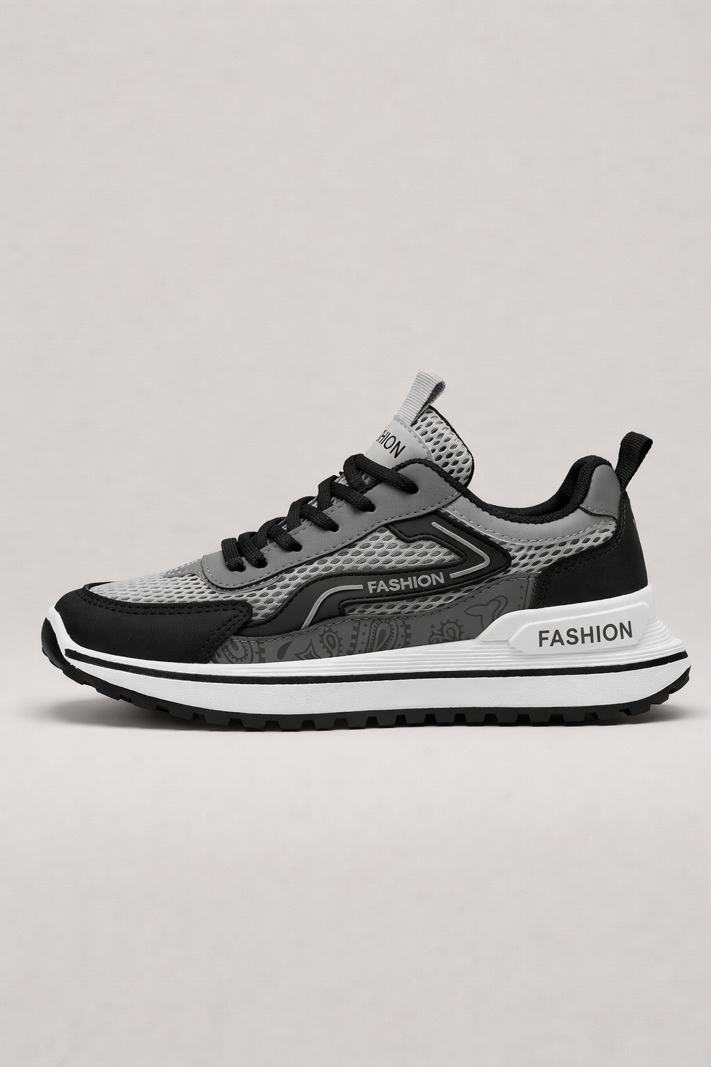 Baskets urbaines homme noires, respirantes et confortables pour un style moderne décontracté en ville.