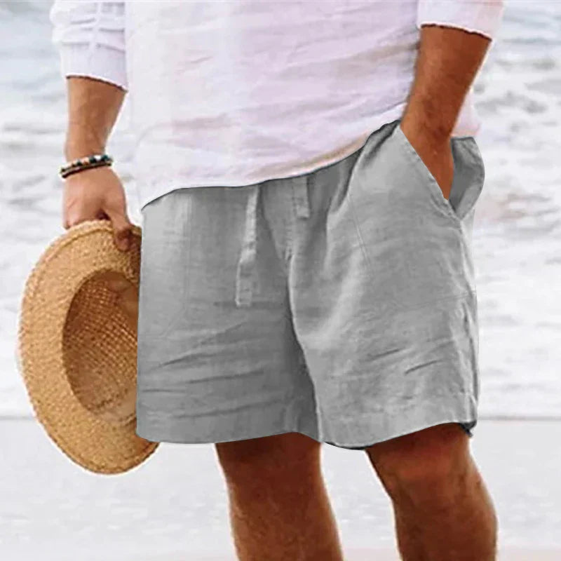 Zoom sur le bermuda cargo Charles gris pour homme. Short d'été résistant, coupe décontractée pour un confort optimal.