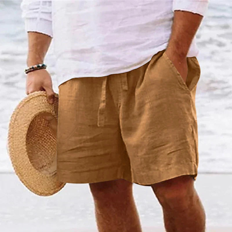 Homme portant le bermuda cargo Charles sable. Short décontracté et polyvalent, parfait pour un style estival casual.